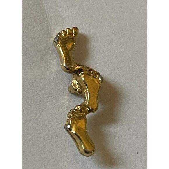 Footprints in the Sand Little Baby Feet Pin Gold Tone Lapel Enamel Collectible - Picture 1 of 2
